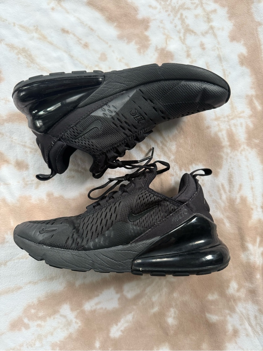 6Y Womenβs 7 Black Nike 270